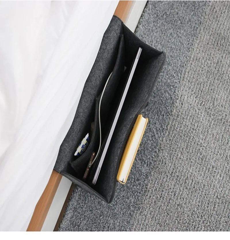Sac de rangement suspendu en feutre pour lit, canapé, tapis de chambre, CD, magazines, bloc-notes, téléphone portable et autres petits objets.