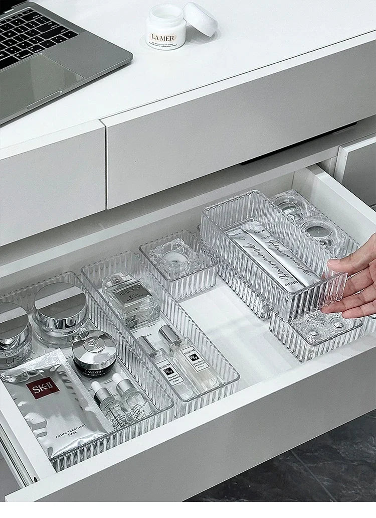 Ensemble de rangement modulaire transparent pour tiroirs, plateaux de rangement multi-usages pour maquillage, soins de la peau, ustensiles de cuisine et salle de bain.